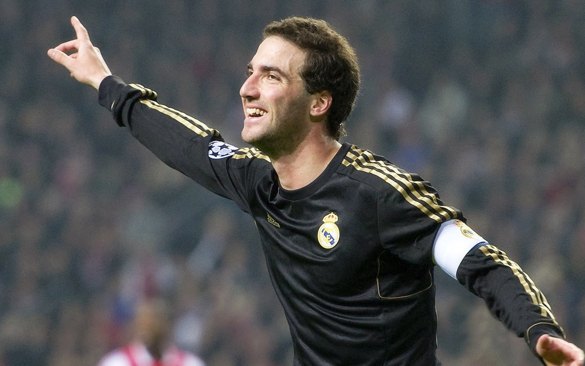 F1争冠启示录，当赛道狂飙遇上新疆篮球风暴