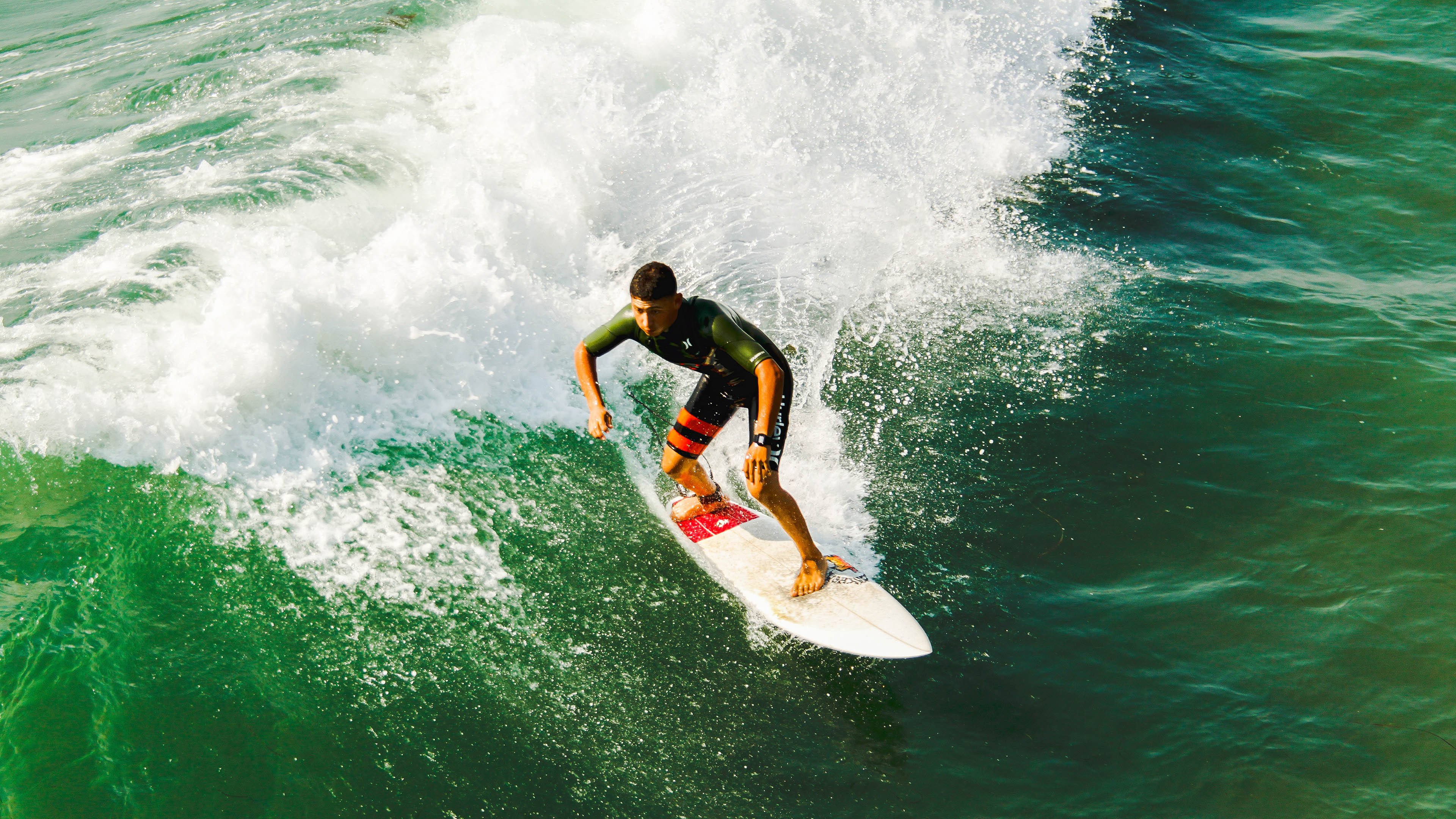 F1新赛季揭幕战之夜，当拉梅洛的引擎轰鸣，世界屏住了呼吸